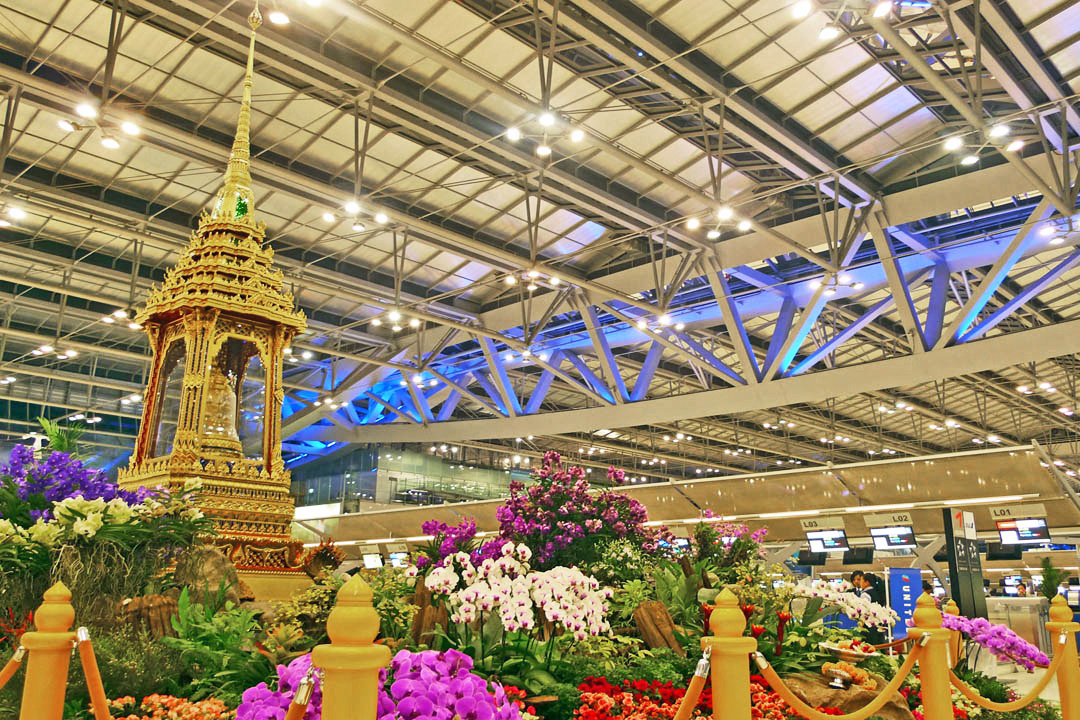 Отели в аэропорту бангкока. Суварнабхуми Бангкок. Суварнабхуми Интернешнл Бангкок. Аэропорт Бангкок Саяма. Суварнабхуми внутри.