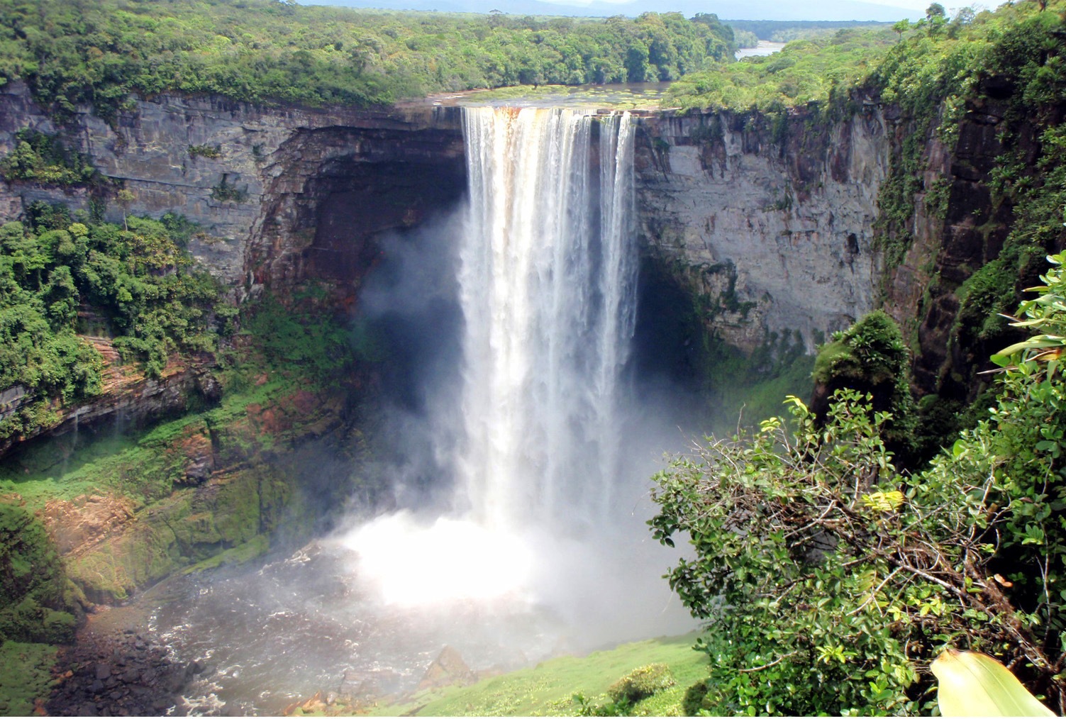 Водопад на гвианском плоскогорье. Кайетур, Гайана. Национальный парк Кайетур Гайана. Водопад Кайетур. Гвианское плоскогорье водопад Анхель.